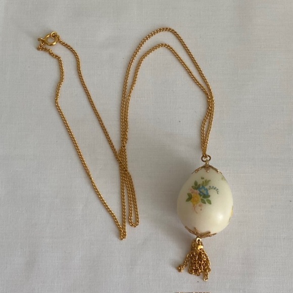 Vintage Real Egg Necklace Blue & Yellow Flowers on Gold Tone Chain with Tassel - Picture 3 of 4